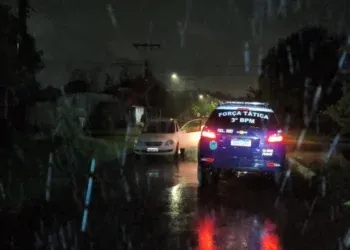 Suspeito de furtar carro atira contra policiais e morre durante fuga