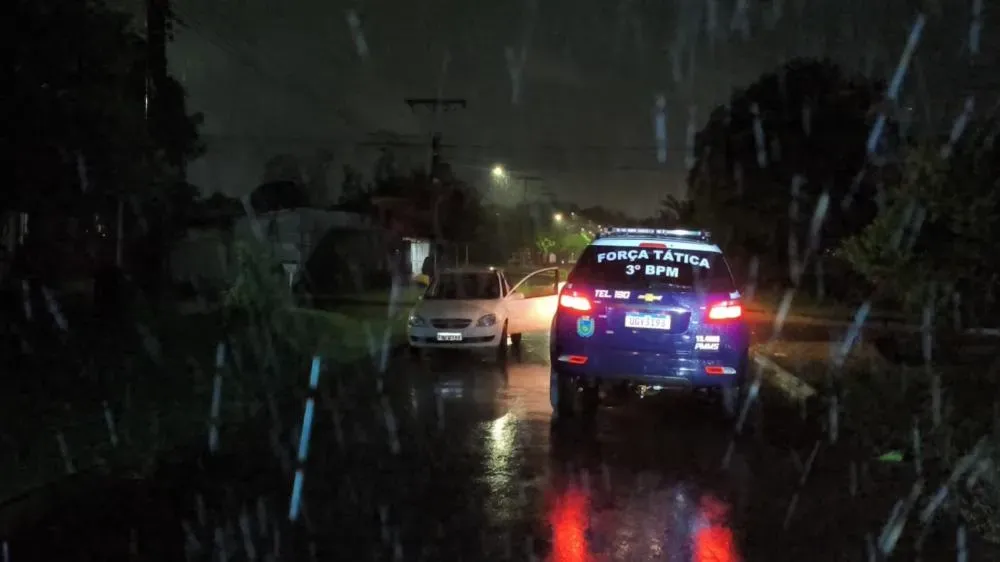 Suspeito de furtar carro atira contra policiais e morre durante fuga
