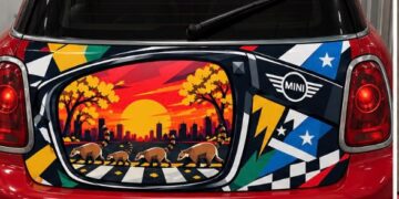 Carro que virou símbolo da Avenida Ceará ganha arte com quatis e araras