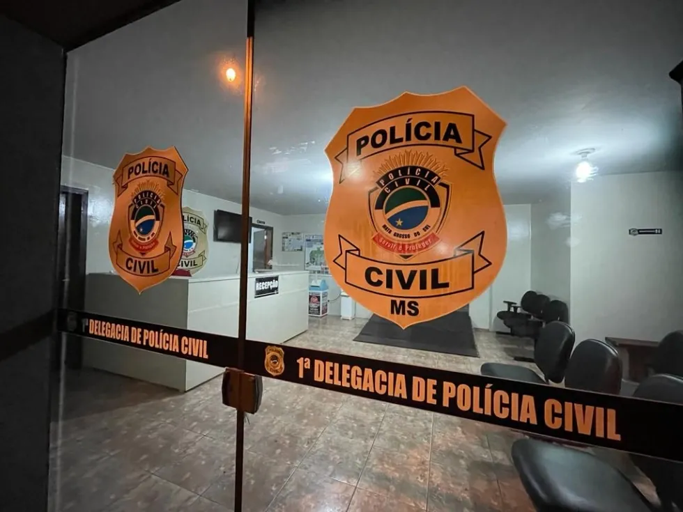 Jovem esquece celular em banheiro e percebe furto após sair de bar
