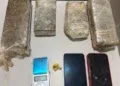 Dupla é presa com mais de 2,4 kg de drogas após abordagem em praça Dupla é presa com mais de 2,4 kg de drogas após abordagem em praça