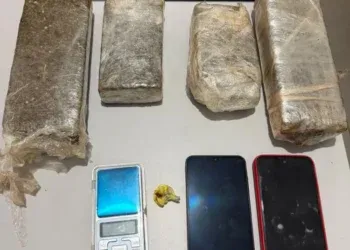 Dupla é presa com mais de 2,4 kg de drogas após abordagem em praça Dupla é presa com mais de 2,4 kg de drogas após abordagem em praça