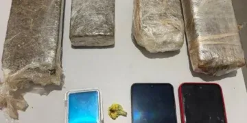Dupla é presa com mais de 2,4 kg de drogas após abordagem em praça