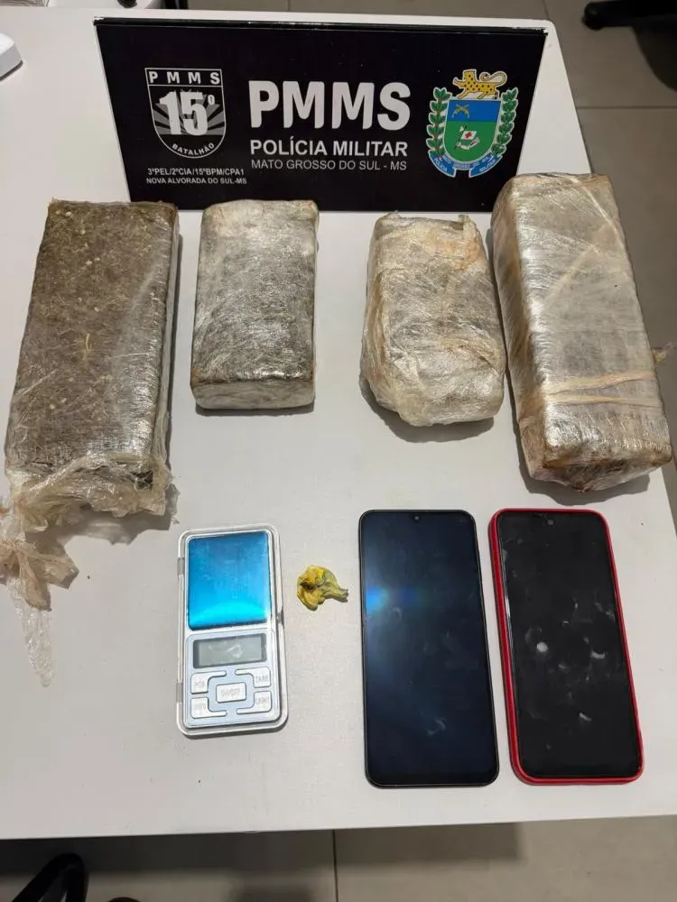 Dupla é presa com mais de 2,4 kg de drogas após abordagem em praça