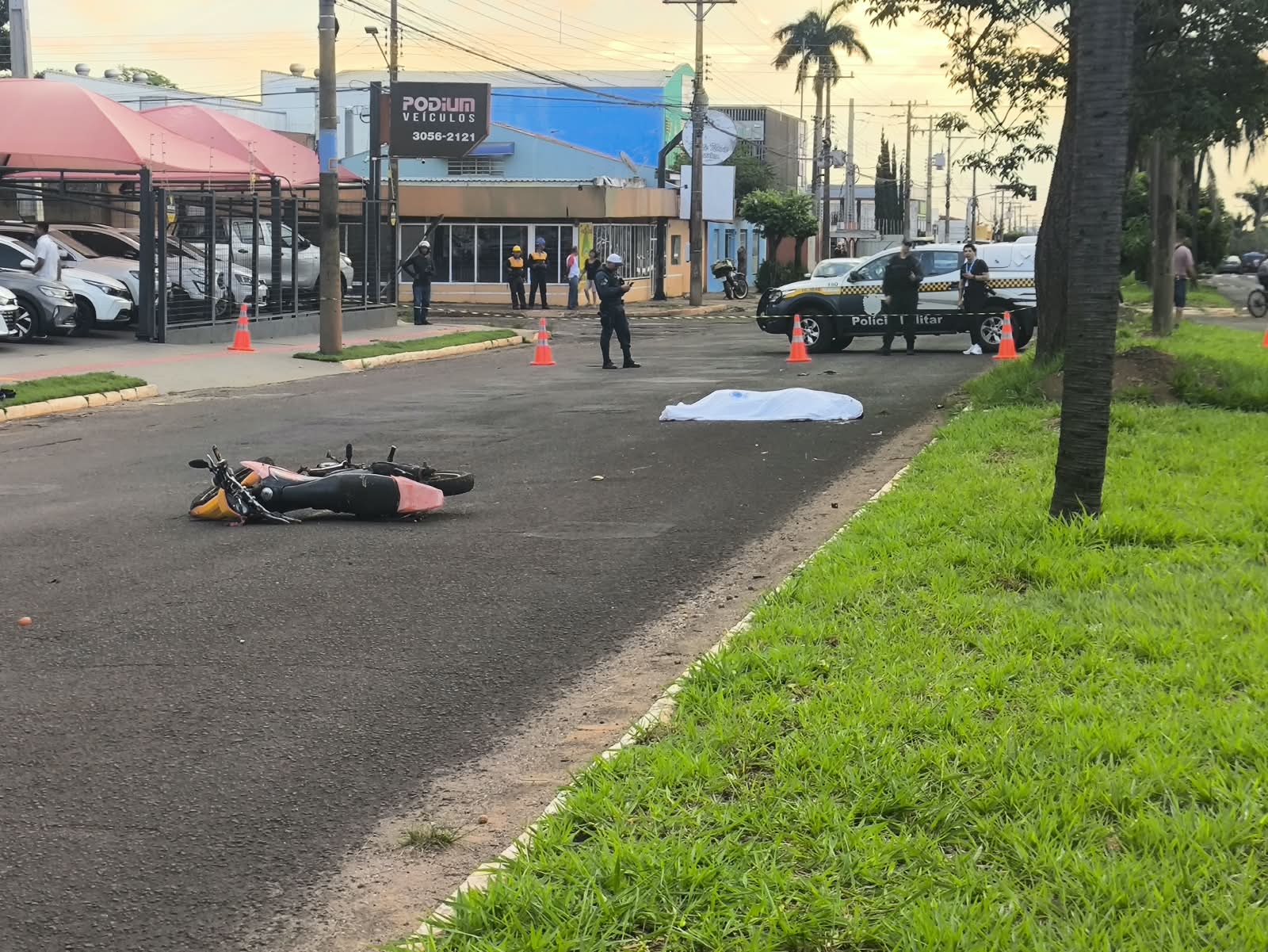 Motociclista morre após bater contra árvore na Manoel da Costa Lima