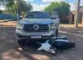 Jovem fica ferido após moto ser atingida por caminhonete Jovem fica ferido após moto ser atingida por caminhonete