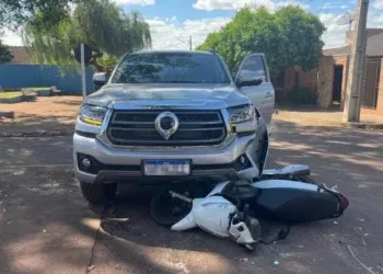Jovem fica ferido após moto ser atingida por caminhonete Jovem fica ferido após moto ser atingida por caminhonete