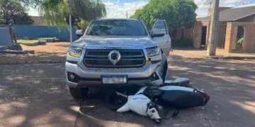 Jovem fica ferido após moto ser atingida por caminhonete