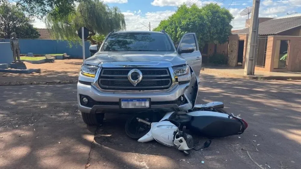 Jovem fica ferido após moto ser atingida por caminhonete