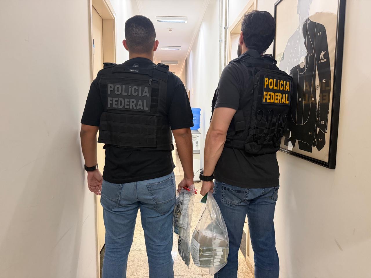 Vídeo: PF apreende R$ 250 mil e celular de deputado Márcio Fernandes em investigação sobre crimes eleitorais