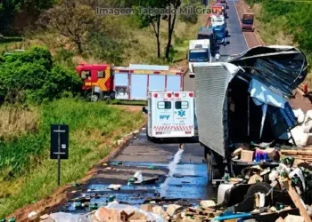 Dois caminhoneiros morrem após batida de frente entre carretas na BR-158