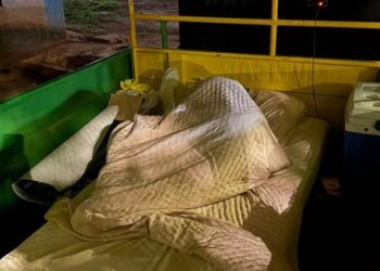 Vídeo: Sem vaga no debate, Catan leva “birra eleitoral” para a calçada e diz que “vai dormir na rua” Vídeo: Sem vaga no debate, Catan leva “birra eleitoral” para a calçada e diz que “vai dormir na rua”