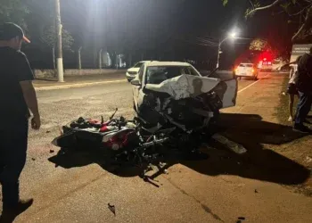 Motociclista fica ferido após batida com carro Motociclista fica ferido após batida com carro