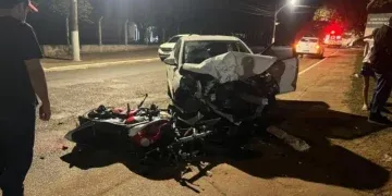 Motociclista fica ferido após batida com carro