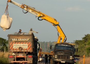 MS-276 é interditada para retirada de carga de soja tombada