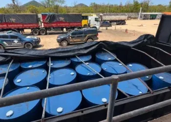 Carreta com 15 toneladas de produto químico é retida na fronteira Carreta com 15 toneladas de produto químico é retida na fronteira