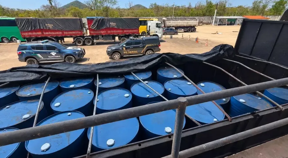 Carreta com 15 toneladas de produto químico é retida na fronteira