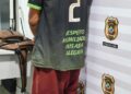 Morador flagra homem furtando cadeira e o detém até chegada da PM
