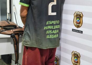 Morador flagra homem furtando cadeira e o detém até chegada da PM
