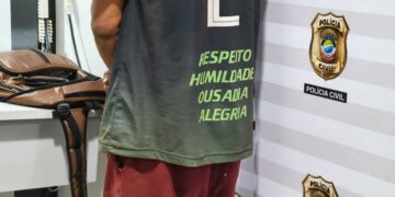 Morador flagra homem furtando cadeira e o detém até chegada da PM