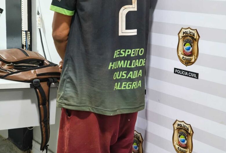Morador flagra homem furtando cadeira e o detém até chegada da PM