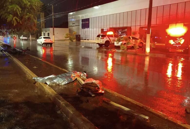 Ciclista morre após ser atropelado por SUV em cruzamento