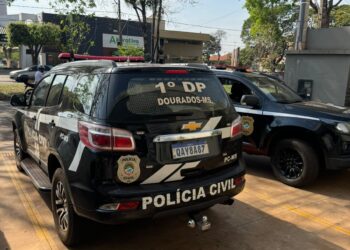 Suspeito de furtar escola é baleado após confronto com policiais Suspeito de furtar escola é baleado após confronto com policiais