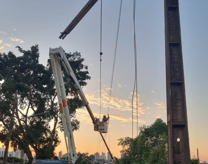 Com vários bairros sem energia, Energisa diz que reforça equipes para recuperar rede elétrica após tempestade em Campo Grande