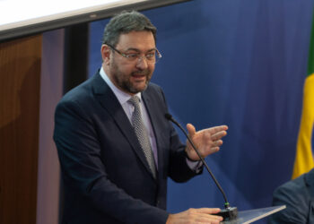 Fiems pede debate amplo antes de mudanças na escala de trabalho Fiems pede debate amplo antes de mudanças na escala de trabalho