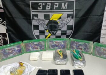 Mãe e filho são presos com mais de 3 kg de cocaína e crack Mãe e filho são presos com mais de 3 kg de cocaína e crack