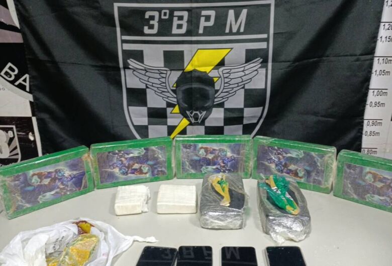 Mãe e filho são presos com mais de 3 kg de cocaína e crack