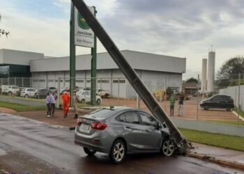 Médica escapa ilesa após bater em poste que desabou sobre carro em Maracaju Médica escapa ilesa após bater em poste que desabou sobre carro em Maracaju