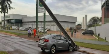 Médica escapa ilesa após bater em poste que desabou sobre carro em Maracaju