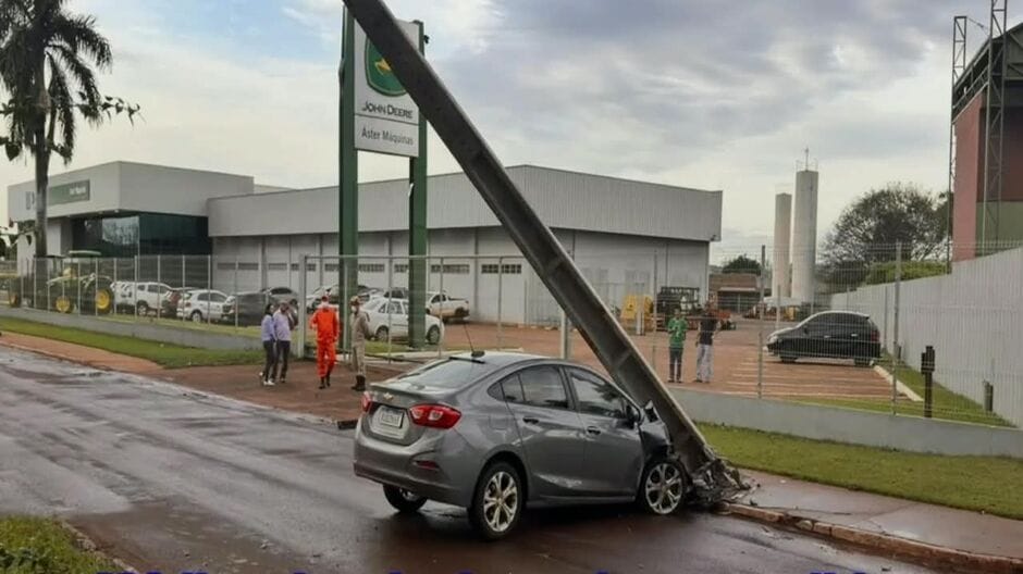 Médica escapa ilesa após bater em poste que desabou sobre carro em Maracaju
