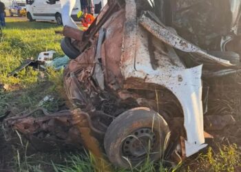 Cinco pessoas morrem em grave acidente entre van da Saúde e carro em MS