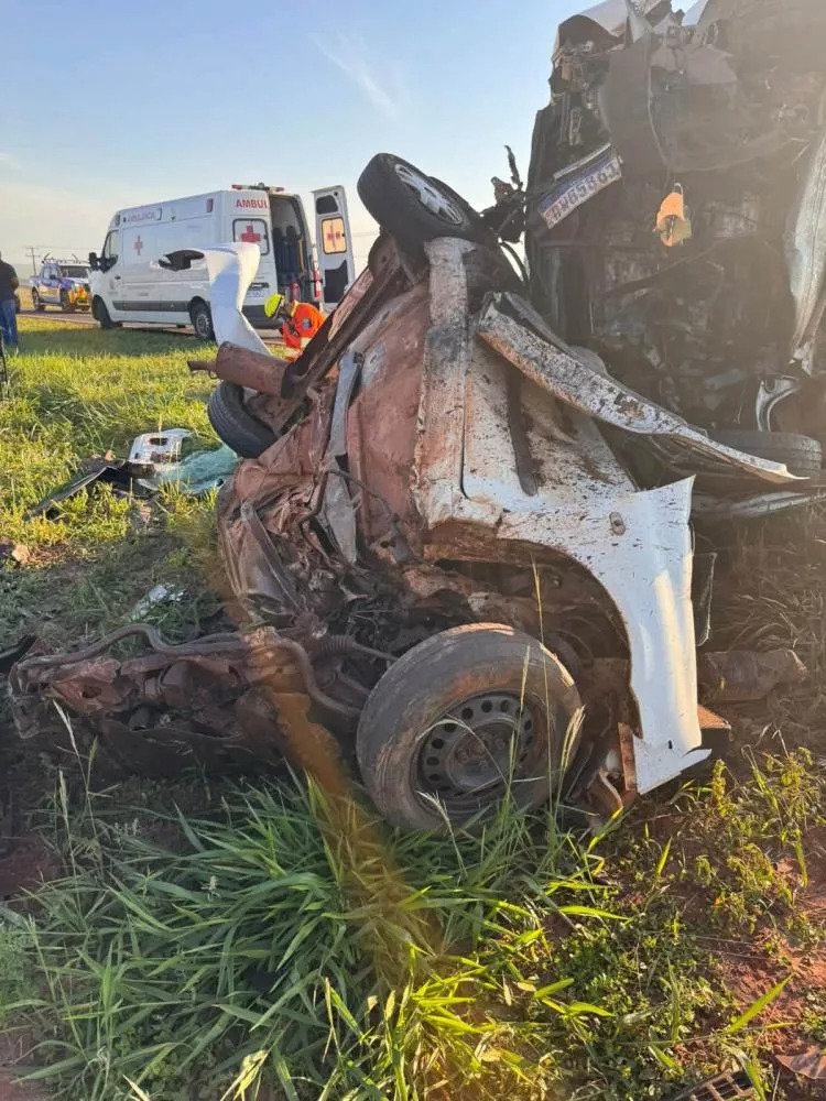 Cinco pessoas morrem em grave acidente entre van da Saúde e carro em MS