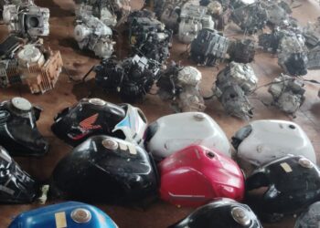 Passagem escondida atrás de freezer revela desmanche de motos e leva três à prisão em Campo Grande