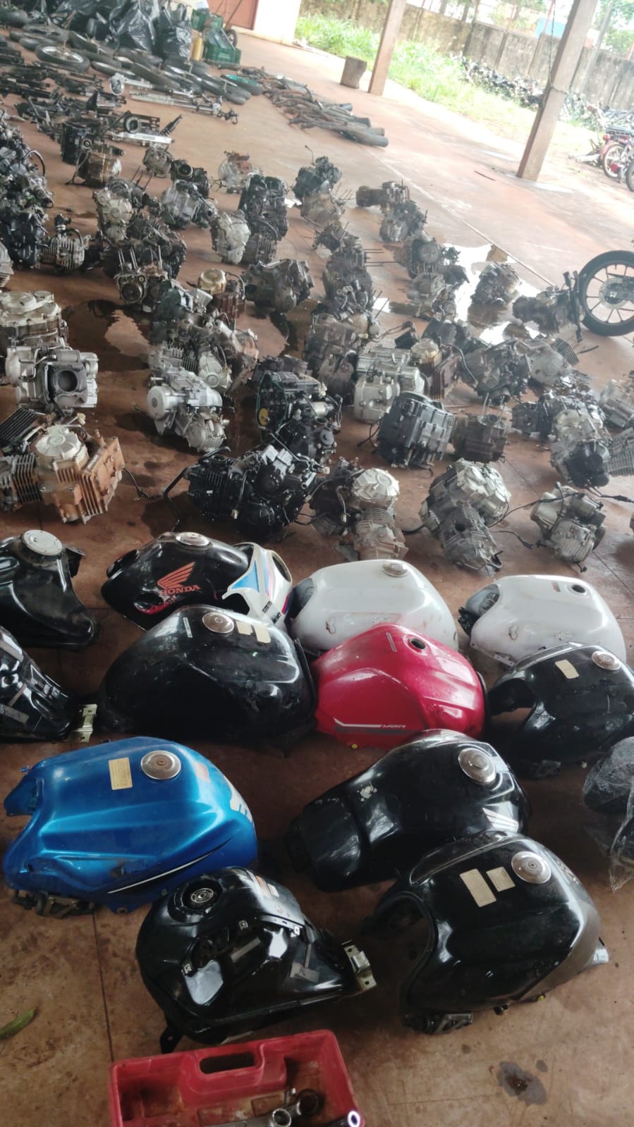 Passagem escondida atrás de freezer revela desmanche de motos e leva três à prisão em Campo Grande
