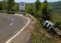 Caminhão cai em serra e deixa uma pessoa morta na BR-060 Caminhão cai em serra e deixa uma pessoa morta na BR-060