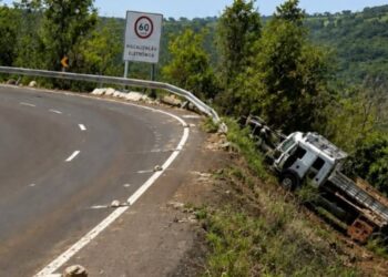 Caminhão cai em serra e deixa uma pessoa morta na BR-060 Caminhão cai em serra e deixa uma pessoa morta na BR-060