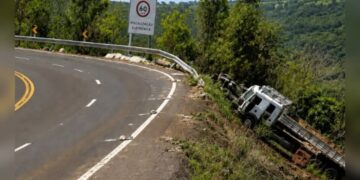 Caminhão cai em serra e deixa uma pessoa morta na BR-060
