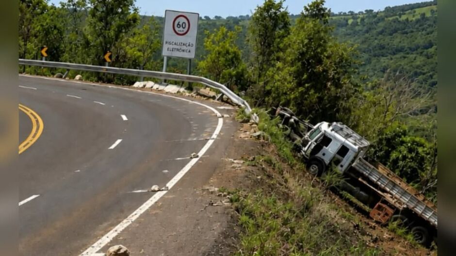 Caminhão cai em serra e deixa uma pessoa morta na BR-060