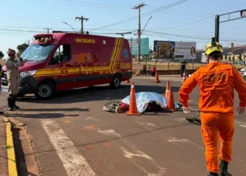 Ciclista morre após ser atingida por caminhão Ciclista morre após ser atingida por caminhão