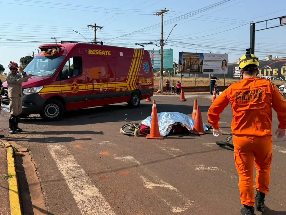 Ciclista morre após ser atingida por caminhão