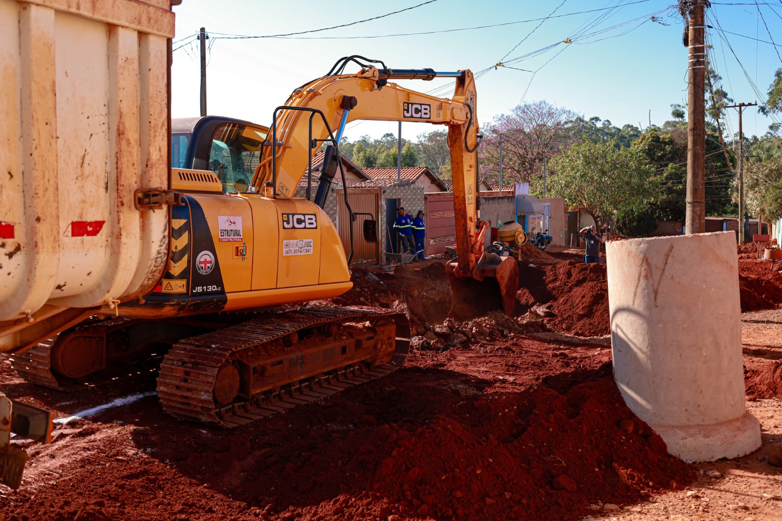 Santa Emília e Aquarius recebem obras de drenagem e pavimentação