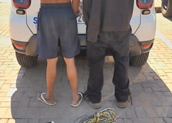 Dupla é flagrada em telhado durante suspeita de furto de fios em Campo Grande Dupla é flagrada em telhado durante suspeita de furto de fios em Campo Grande