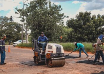 Mutirão de tapa-buracos chega à Vila Planalto neste sábado Mutirão de tapa-buracos chega à Vila Planalto neste sábado