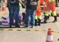 Cenário de dor: motociclista morre em acidente e mãe se desespera diante do corpo do filho Cenário de dor: motociclista morre em acidente e mãe se desespera diante do corpo do filho