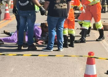 Cenário de dor: motociclista morre em acidente e mãe se desespera diante do corpo do filho Cenário de dor: motociclista morre em acidente e mãe se desespera diante do corpo do filho