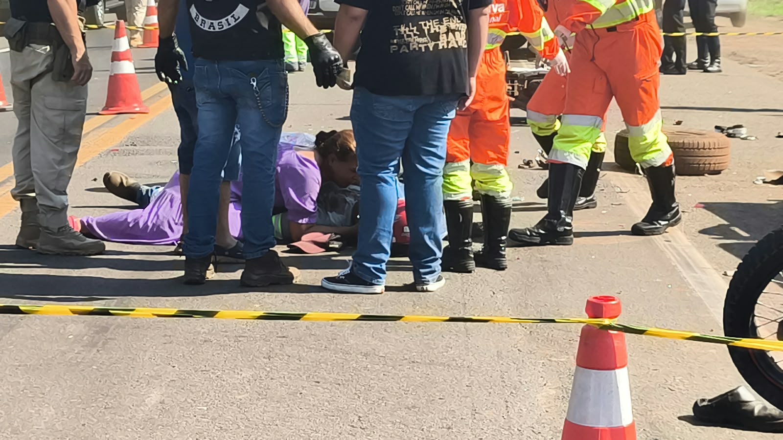 Cenário de dor: motociclista morre em acidente e mãe se desespera diante do corpo do filho